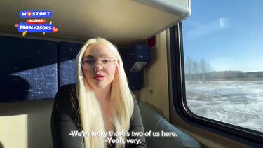 18-летняя блондинка трахается в поезде с попутчиком пока едет к своему парню