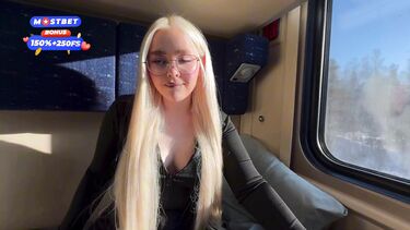 18-летняя блондинка трахается в поезде с попутчиком пока едет к своему парню