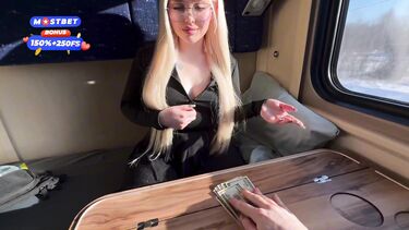 18-летняя блондинка трахается в поезде с попутчиком пока едет к своему парню