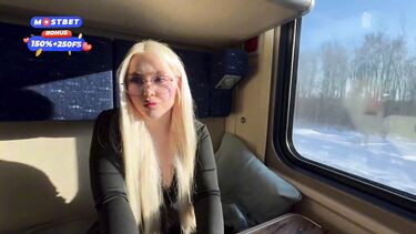 18-летняя блондинка трахается в поезде с попутчиком пока едет к своему парню