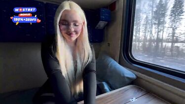 18-летняя блондинка трахается в поезде с попутчиком пока едет к своему парню