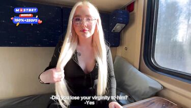 18-летняя блондинка трахается в поезде с попутчиком пока едет к своему парню