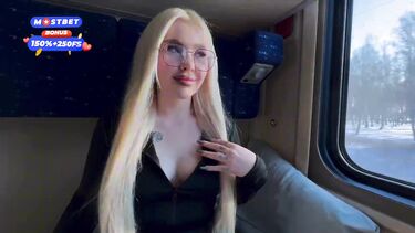 18-летняя блондинка трахается в поезде с попутчиком пока едет к своему парню