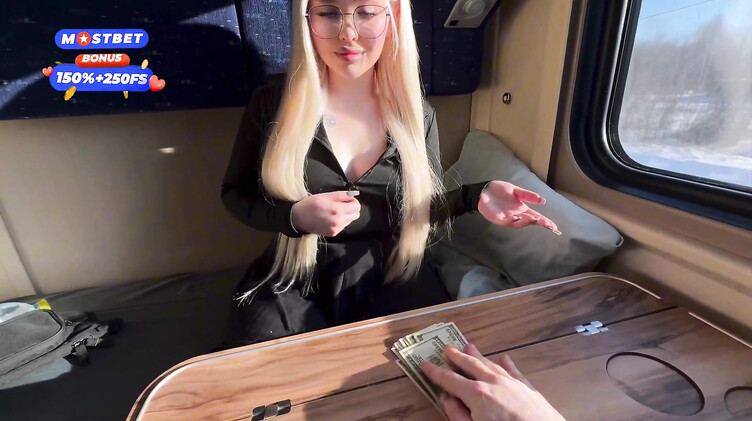 18-летняя блондинка трахается в поезде с попутчиком пока едет к своему парню