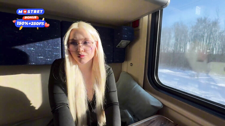 Blondessa: 18-летняя блондинка трахается в поезде с попутчиком пока едет к своему парню