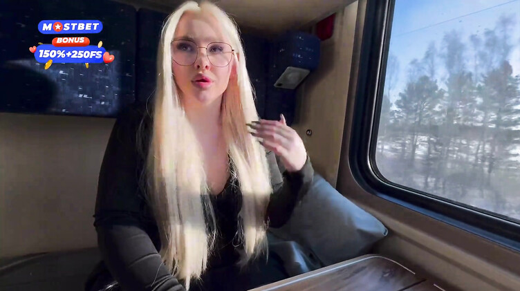 18-летняя блондинка трахается в поезде с попутчиком пока едет к своему парню