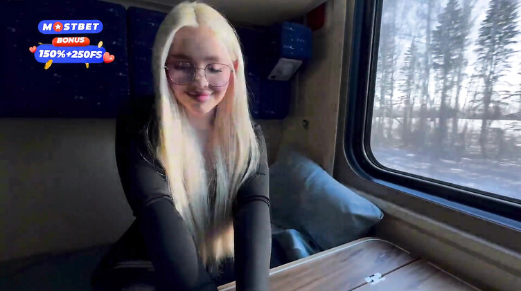 Глотает сперму: 18-летняя блондинка трахается в поезде с попутчиком пока едет к своему парню