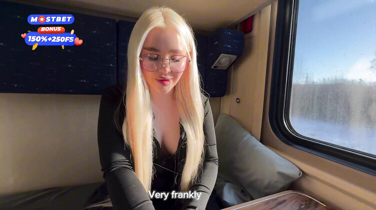 18-летняя блондинка трахается в поезде с попутчиком пока едет к своему парню