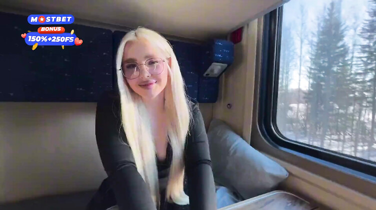 18-летняя блондинка трахается в поезде с попутчиком пока едет к своему парню