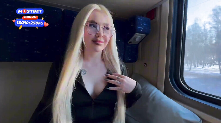 18-летняя блондинка трахается в поезде с попутчиком пока едет к своему парню