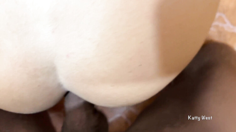 Застряла в стиралке и расплатилась за неосторожность жопой