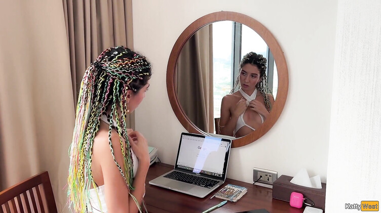 Стройная русская девка трахается в отеле с иностранным другом брата