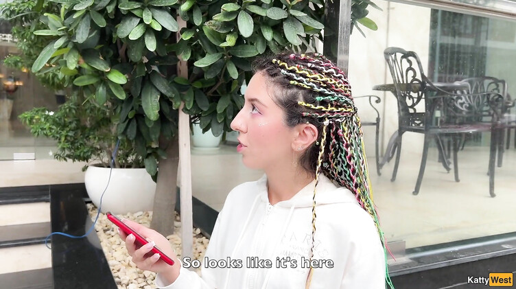 Стройная русская девка трахается в отеле с иностранным другом брата