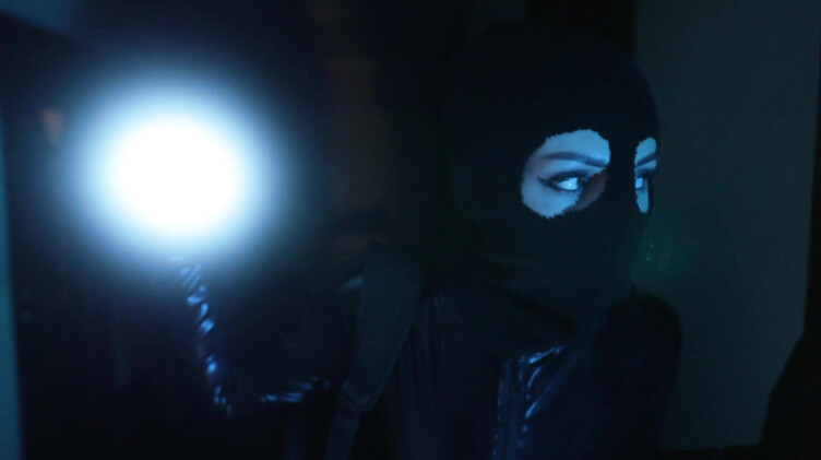 Большие натуральные сиськи: Воровка попалась на горячем и трахнулась с копом