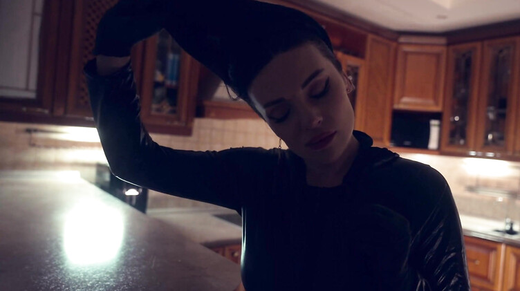 Пухлые губы: Воровка попалась на горячем и трахнулась с копом