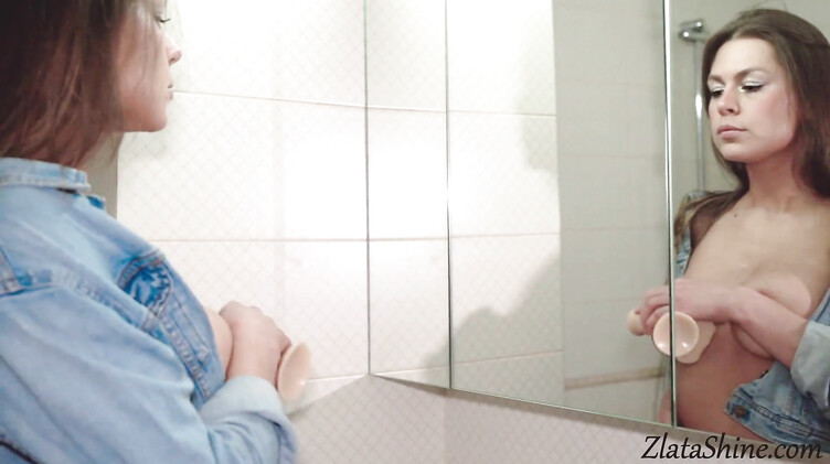 В колготках: Оргазм от резинового члена в киске Златы Шайн