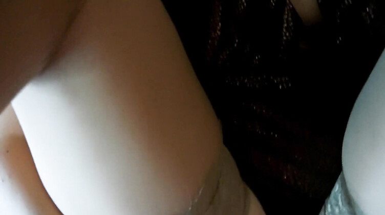 Молодой друг мужа пришел в гости и выебал его зрелую жену в чулках