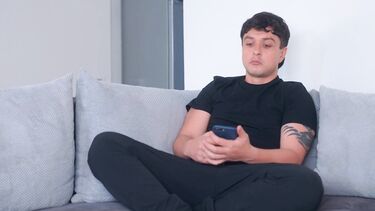 Сводная сестра занималась сексом по телефону с парнем, но тут подошел ее брат