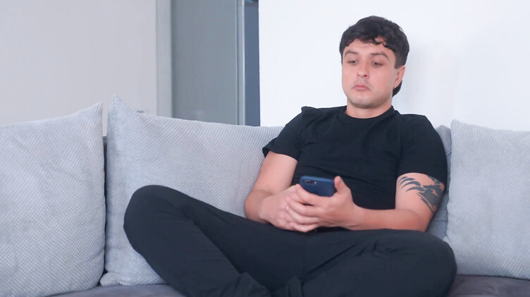 Разговаривает по телефону: Сводная сестра занималась сексом по телефону с парнем, но тут подошел ее брат