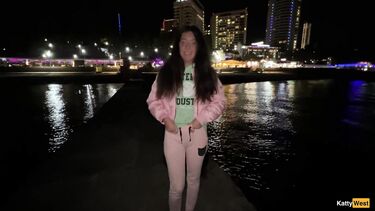 Блогер снял и выебал брюнетку в день знакомства