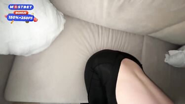 Жопастая мачеха в комбинезоне отдалась пасынку пока мужа нет дома