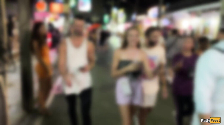 Анальная дыра: Снял на панели анальную шлюху и кончил в жопу