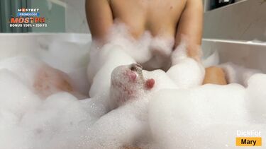 Сводная сестренка с пирсингом сосков смачно сосет член брата в пенной ванне