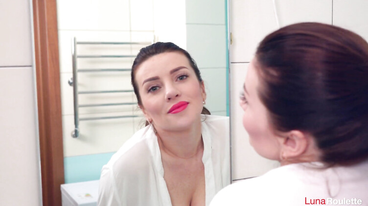 Трах раком с жопастой телкой в порванных колготках в ванной