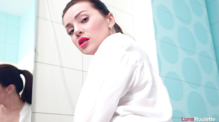 Трах раком с жопастой телкой в порванных колготках в ванной