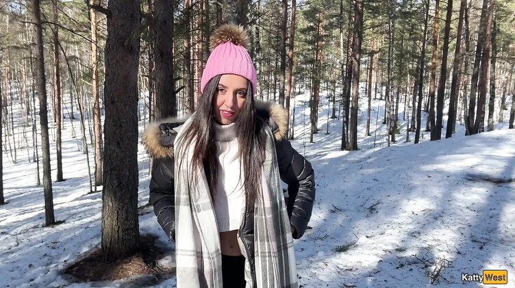 Заблудилась зимой в лесу и получила сперму в киску