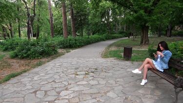 Быстрый минет в кустах от снятой в парке нимфоманки