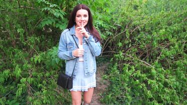 Быстрый минет в кустах от снятой в парке нимфоманки