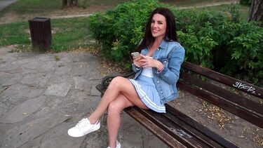 Быстрый минет в кустах от снятой в парке нимфоманки