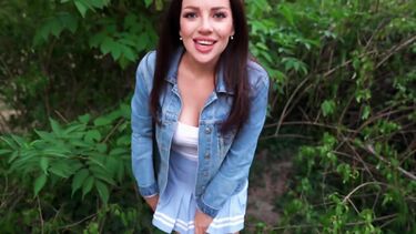 Быстрый минет в кустах от снятой в парке нимфоманки