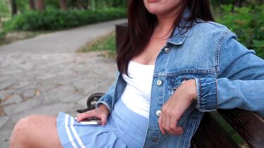 Быстрый минет в кустах от снятой в парке нимфоманки