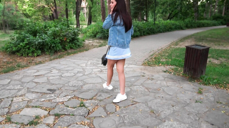 Быстрый минет в кустах от снятой в парке нимфоманки