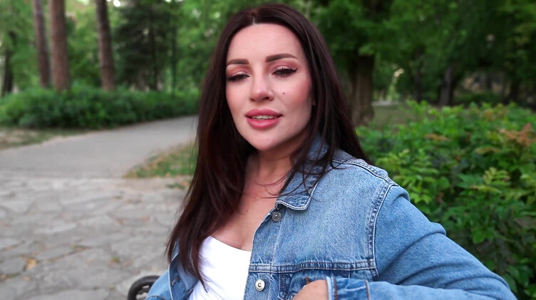 Быстрый минет в кустах от снятой в парке нимфоманки