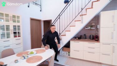 Поймал жену на измене с тренером и поделил неверную с любовником