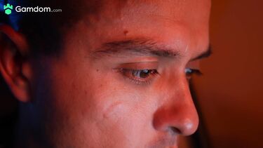 Поймал жену на измене с тренером и поделил неверную с любовником