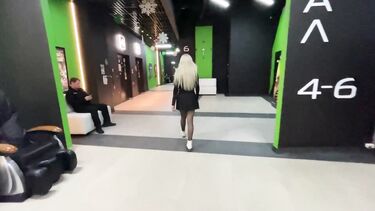 Русская блондинка незаметно сосет член незнакомца в кинотеатре