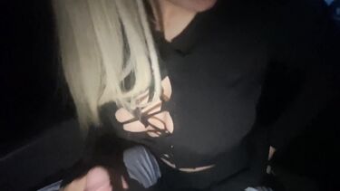 Русская блондинка незаметно сосет член незнакомца в кинотеатре