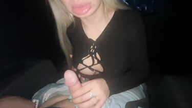 Русская блондинка незаметно сосет член незнакомца в кинотеатре