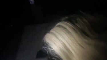 Русская блондинка незаметно сосет член незнакомца в кинотеатре