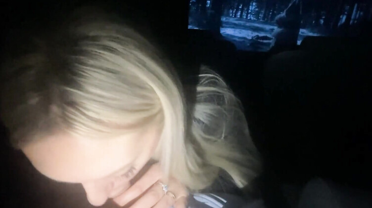 Русская блондинка незаметно сосет член незнакомца в кинотеатре