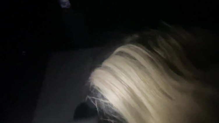 Русская блондинка незаметно сосет член незнакомца в кинотеатре