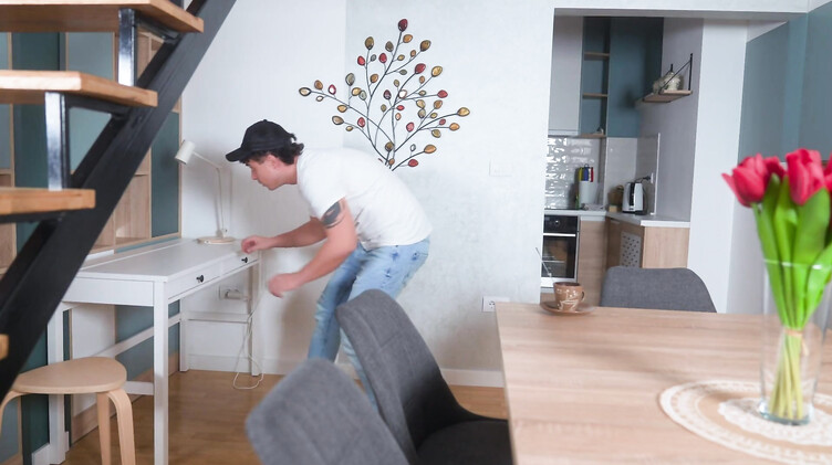 Увидел, как мачеха мастурбирует, и стал лизать бритую киску