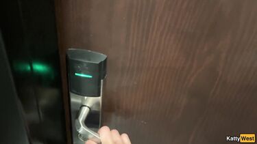 Наказал анальной еблей блядливую горничную в отеле