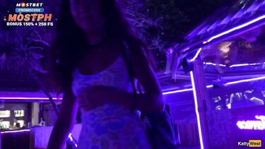 Женатик запикапил девушку на баре в Паттайе и трахнул в жопу