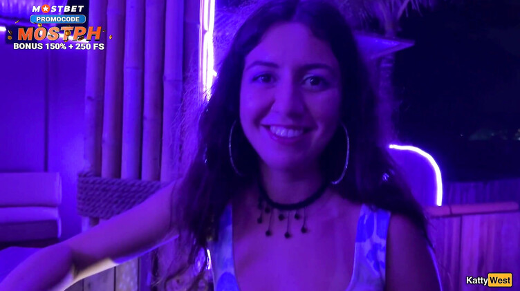 Женатик запикапил девушку на баре в Паттайе и трахнул в жопу