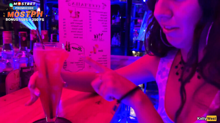 Женатик запикапил девушку на баре в Паттайе и трахнул в жопу